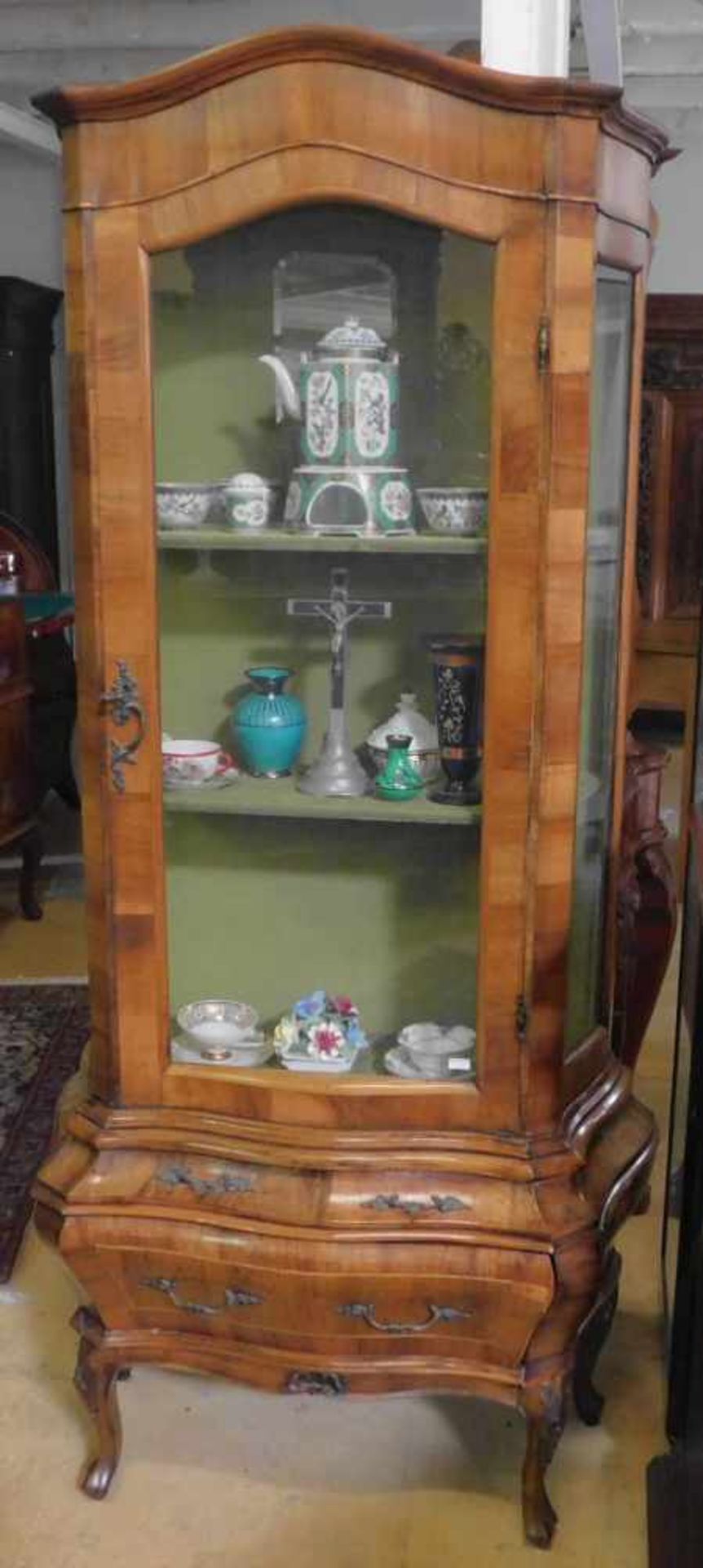 Vitrine, Rokoko Stil, 2. H. 20. Jhdt, Nussbaum, 3-seitig verglast, 1 SchubladeHöhe 180 cm, Breite 82