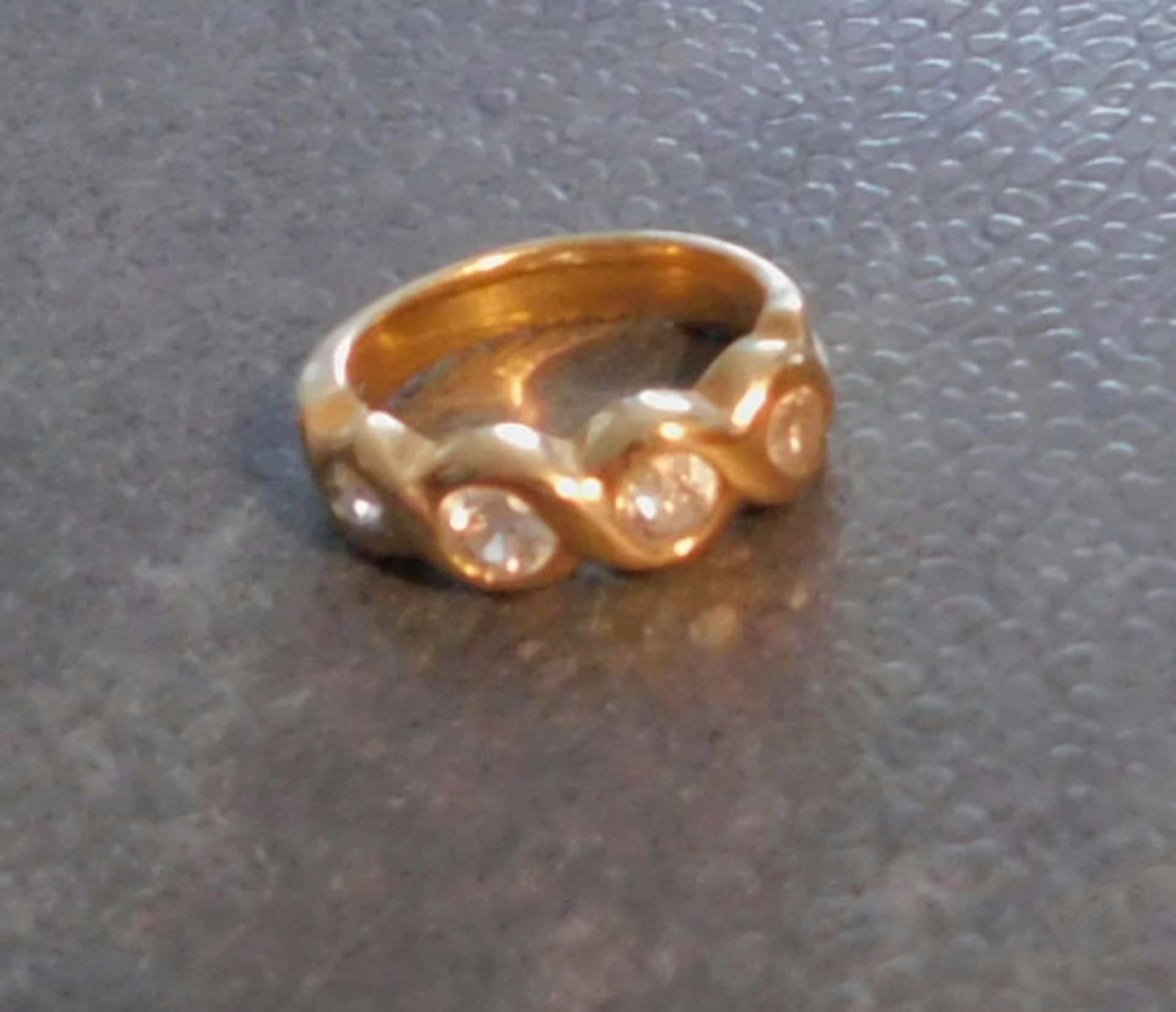 Ring, 750 Gelbgold, 4 Brillanten, zus.ca. 0,9 Karat, 9,2 gRundschliff, die inneren 2 Steine haben - Bild 2 aus 5