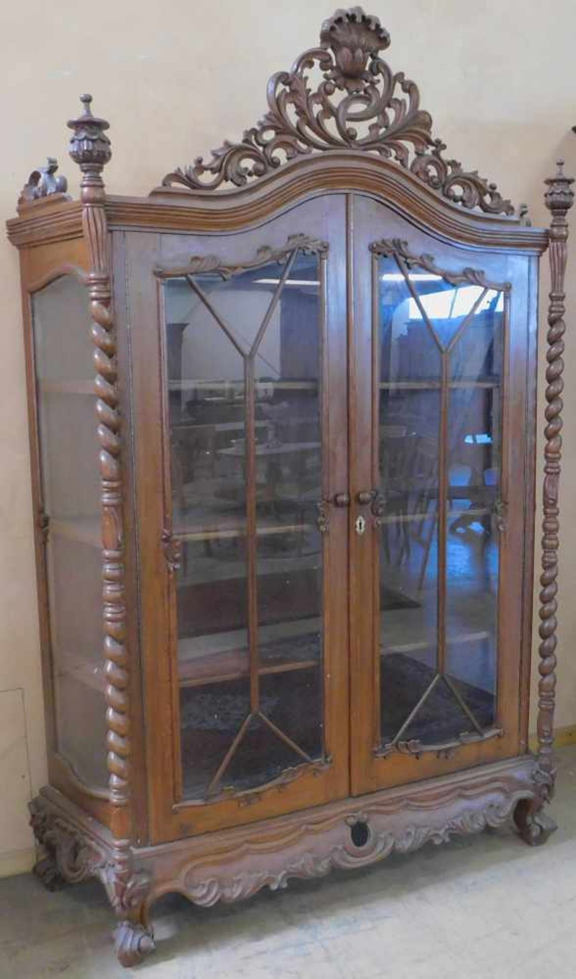 Vitrine, Louis Philippe um 1860, Rüster, 3-seitig verglast,Höhe: 220 cm, Breite: 140 cm, Tiefe: 50