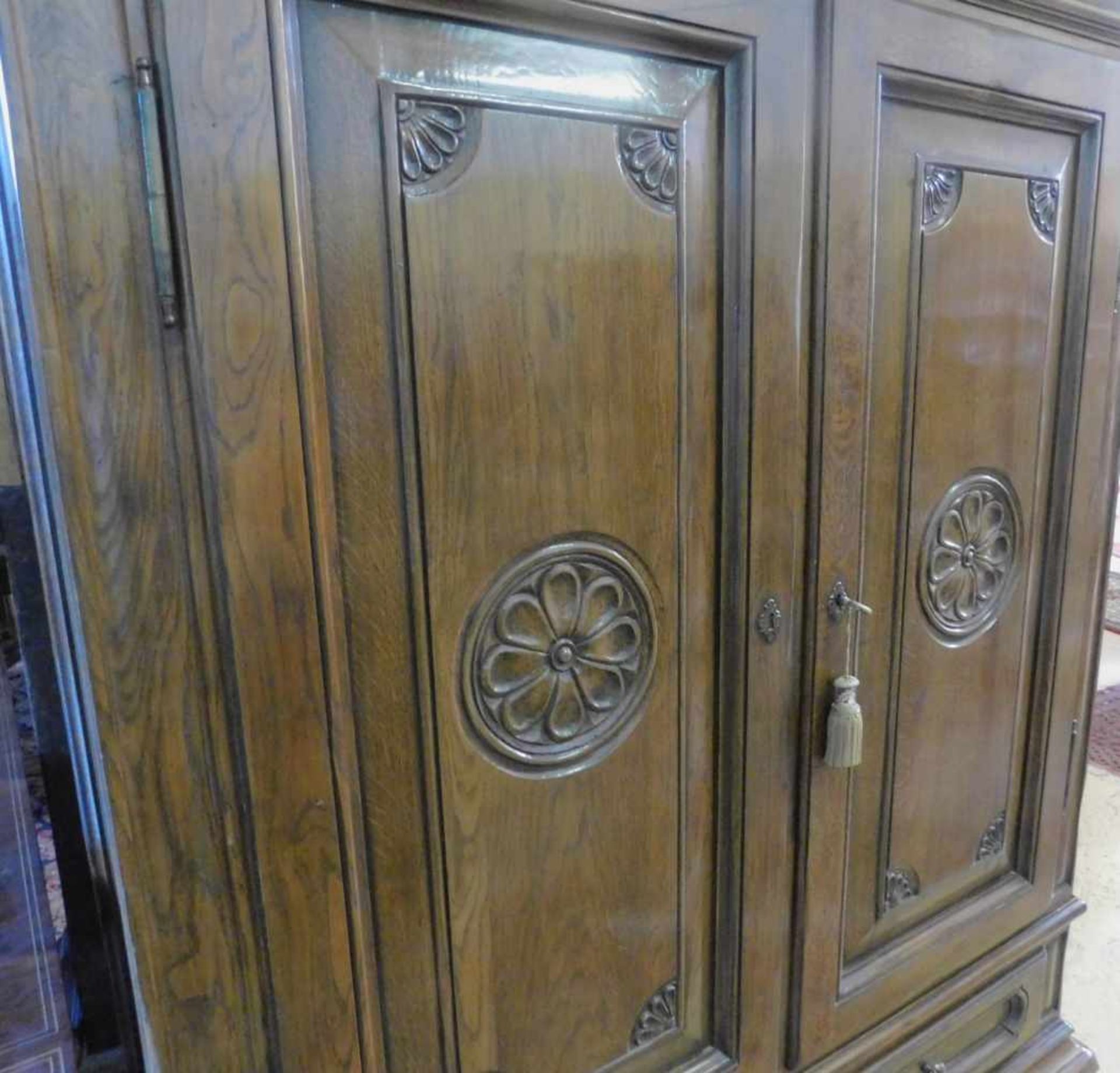 Kleiderschrank, Barock Stil, massiv Eiche, Schnitzwerk, 2- türig mit 2 SchubladenHöhe 191 cm, Breite - Bild 2 aus 2