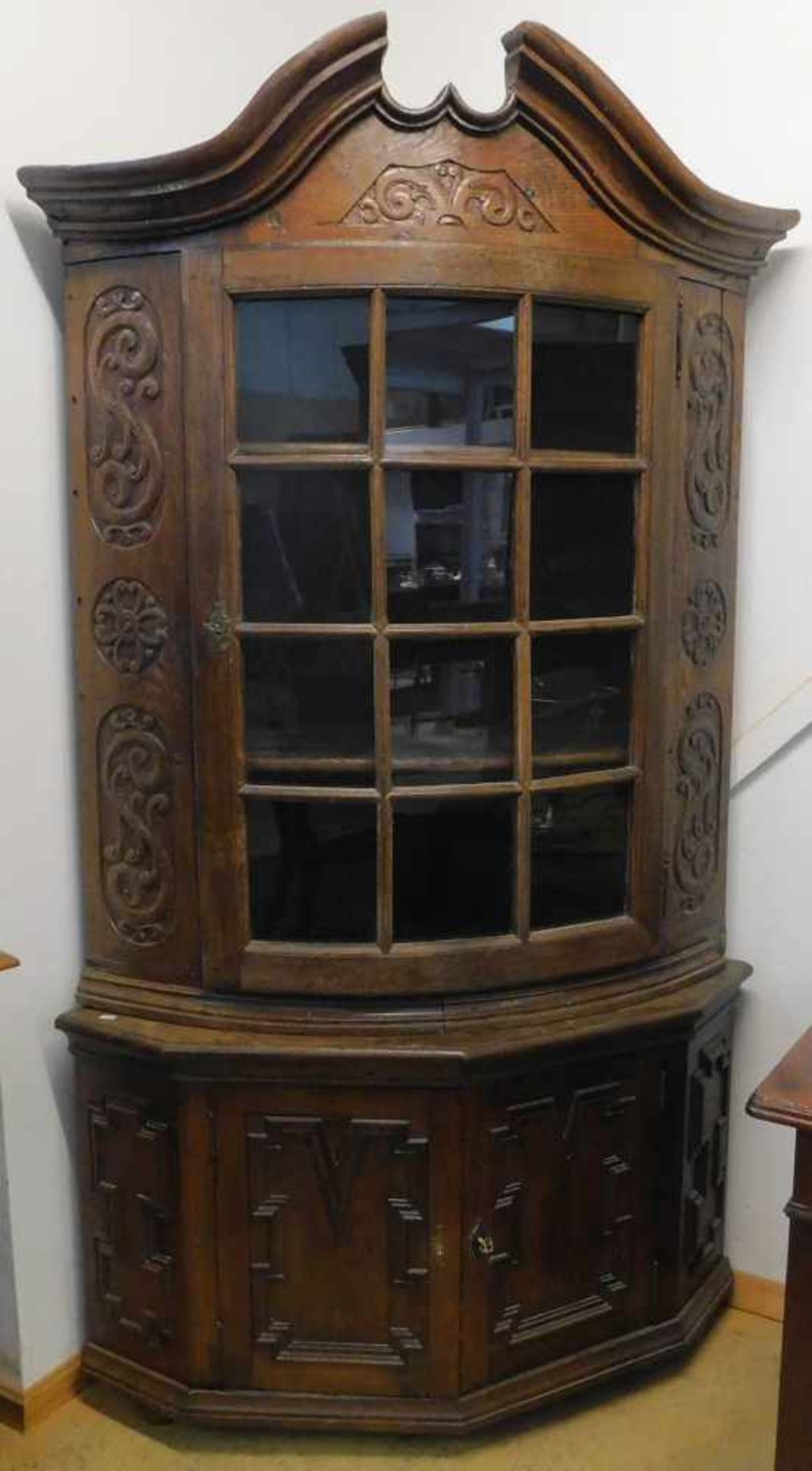 Bergischer Eckschrank, Eiche, Barock um 1750Schenkellänge 90 cm, Höhe: 212 cm, Tiefe: 79 cm- - -23.