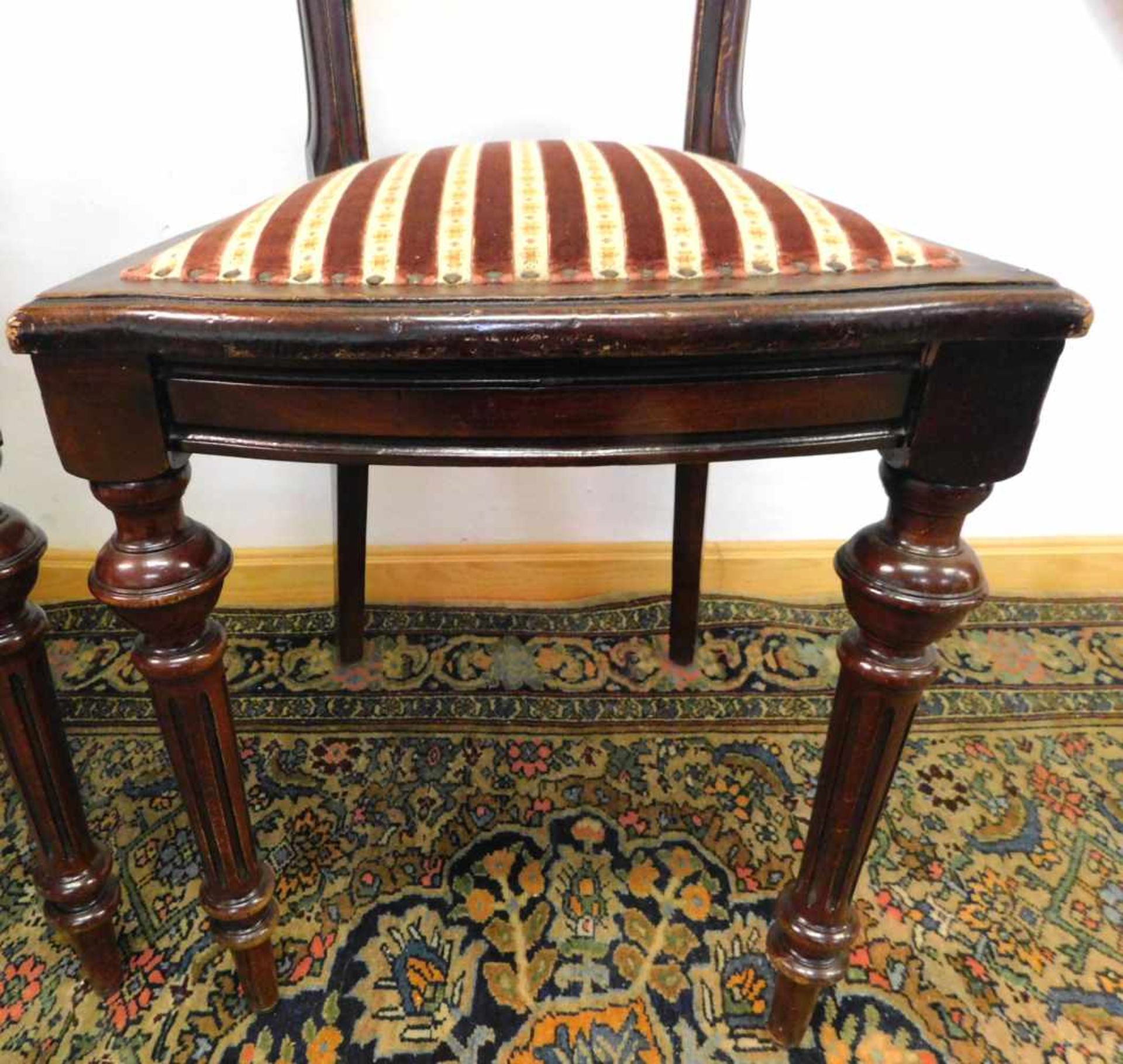 6 Stühle, Spät-Biedermeier um 1875, MahagoniHöhe 91 cm Breite 43 cm und Tiefe 45 cm,leichte - Bild 5 aus 7