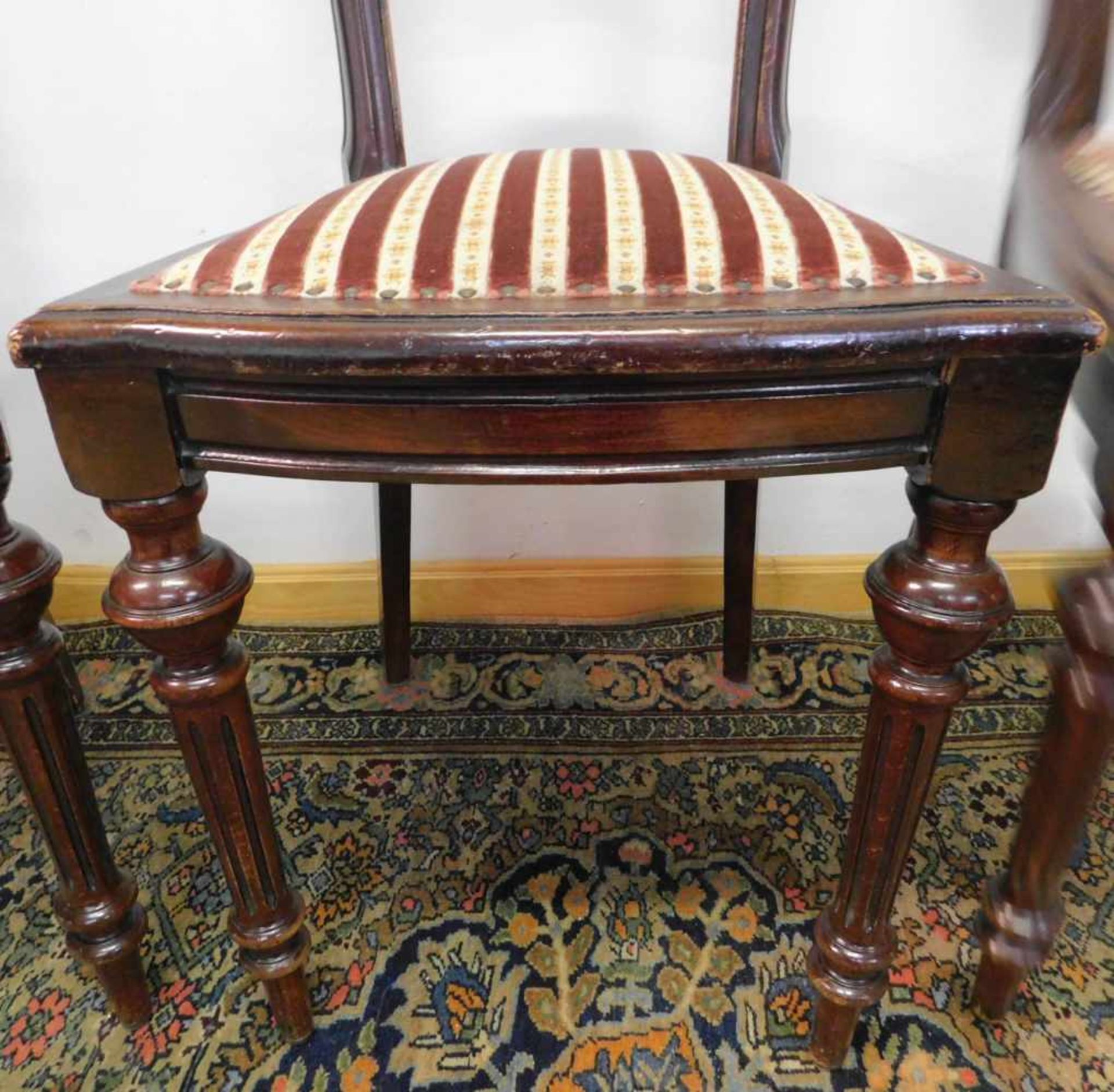 6 Stühle, Spät-Biedermeier um 1875, MahagoniHöhe 91 cm Breite 43 cm und Tiefe 45 cm,leichte - Bild 4 aus 7