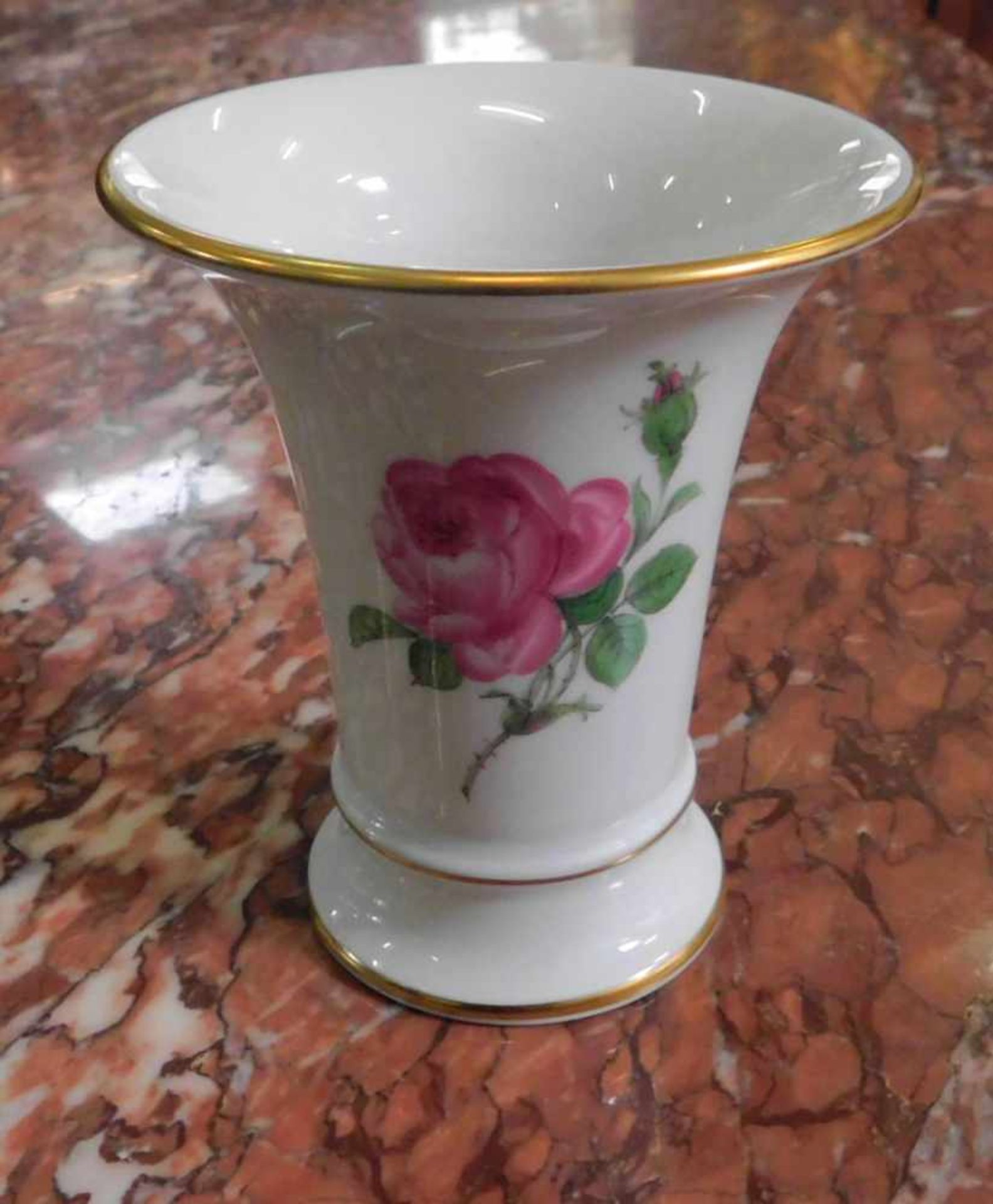 Meissen, kleine Vase, Schwertermarke, Pressnummern, Malernummer, weiß mit Rosenmalerei und