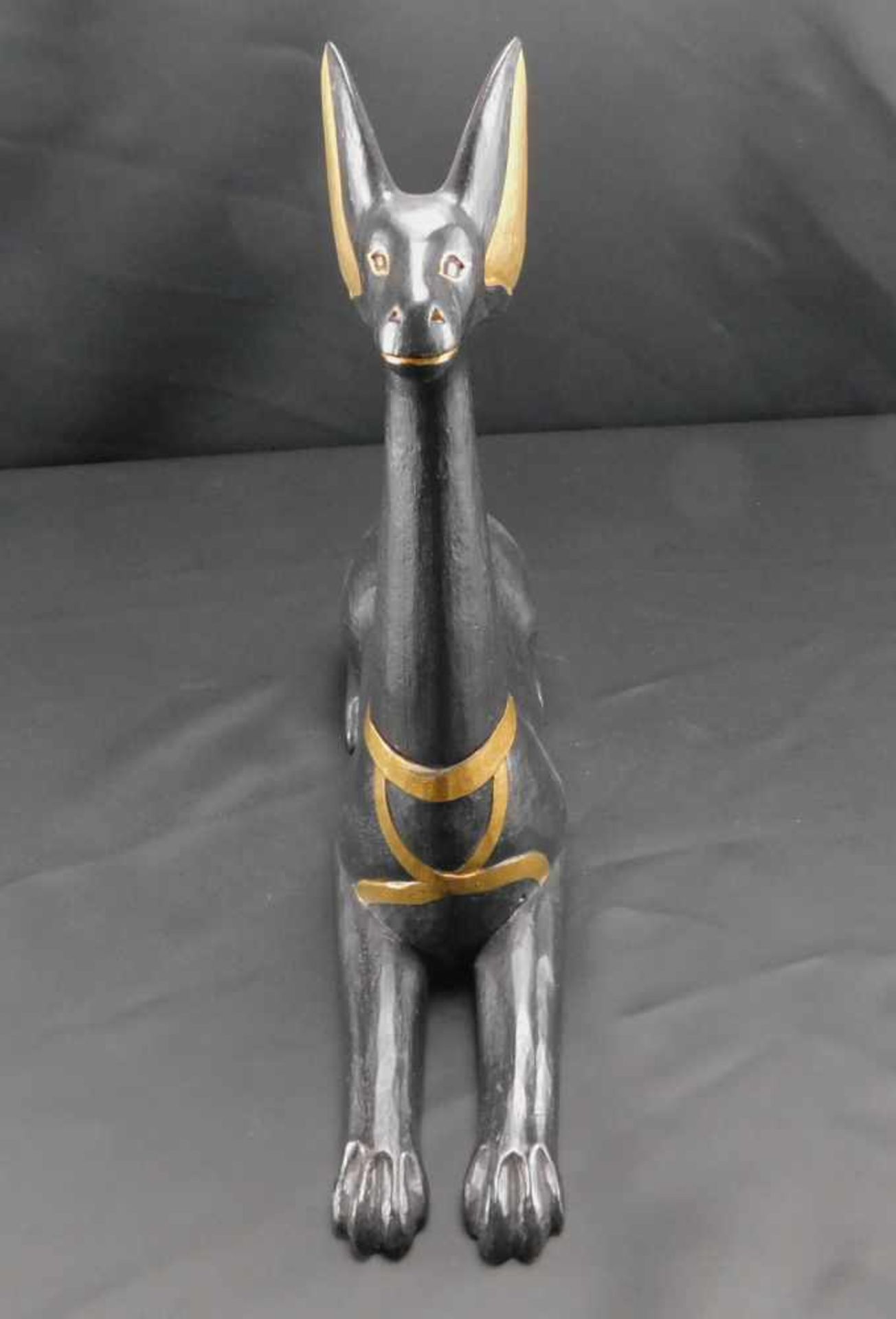 Anubis Schakal, 2. H. 20. Jhdt., Holz ebonisiert mit Goldbemalung, monogrammiert, Länge 40 cm, - Image 2 of 4