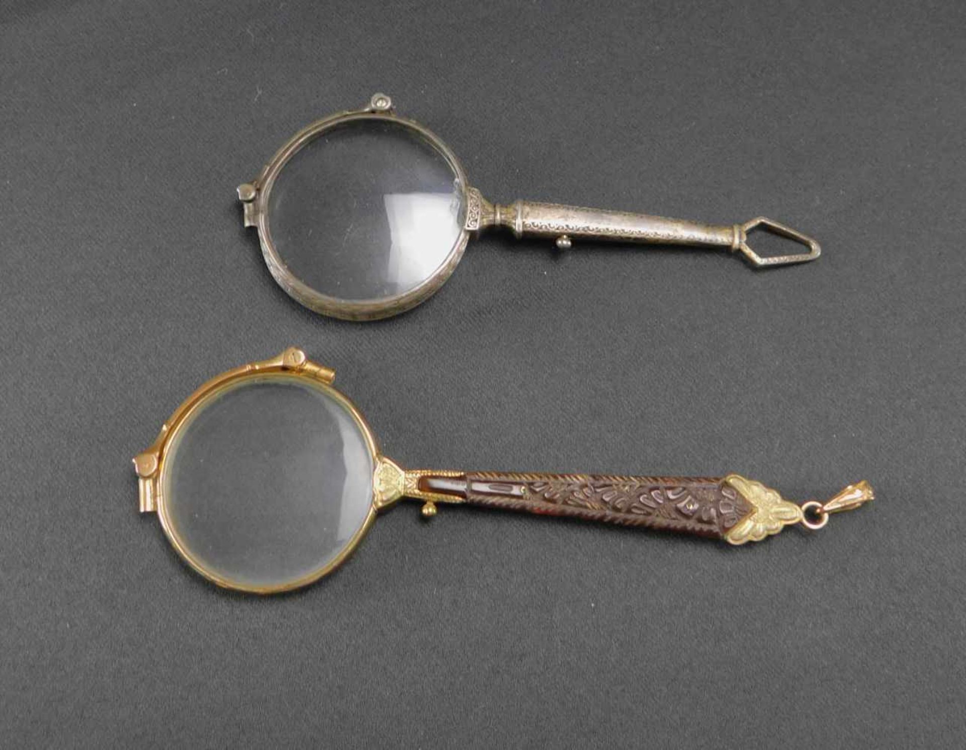 2 Longnons, aufklappbare Brillen, Anfang 20. Jhdt., Länge 11 bis 12 cmSilberfarbene Longnon: Glas am - Image 2 of 2
