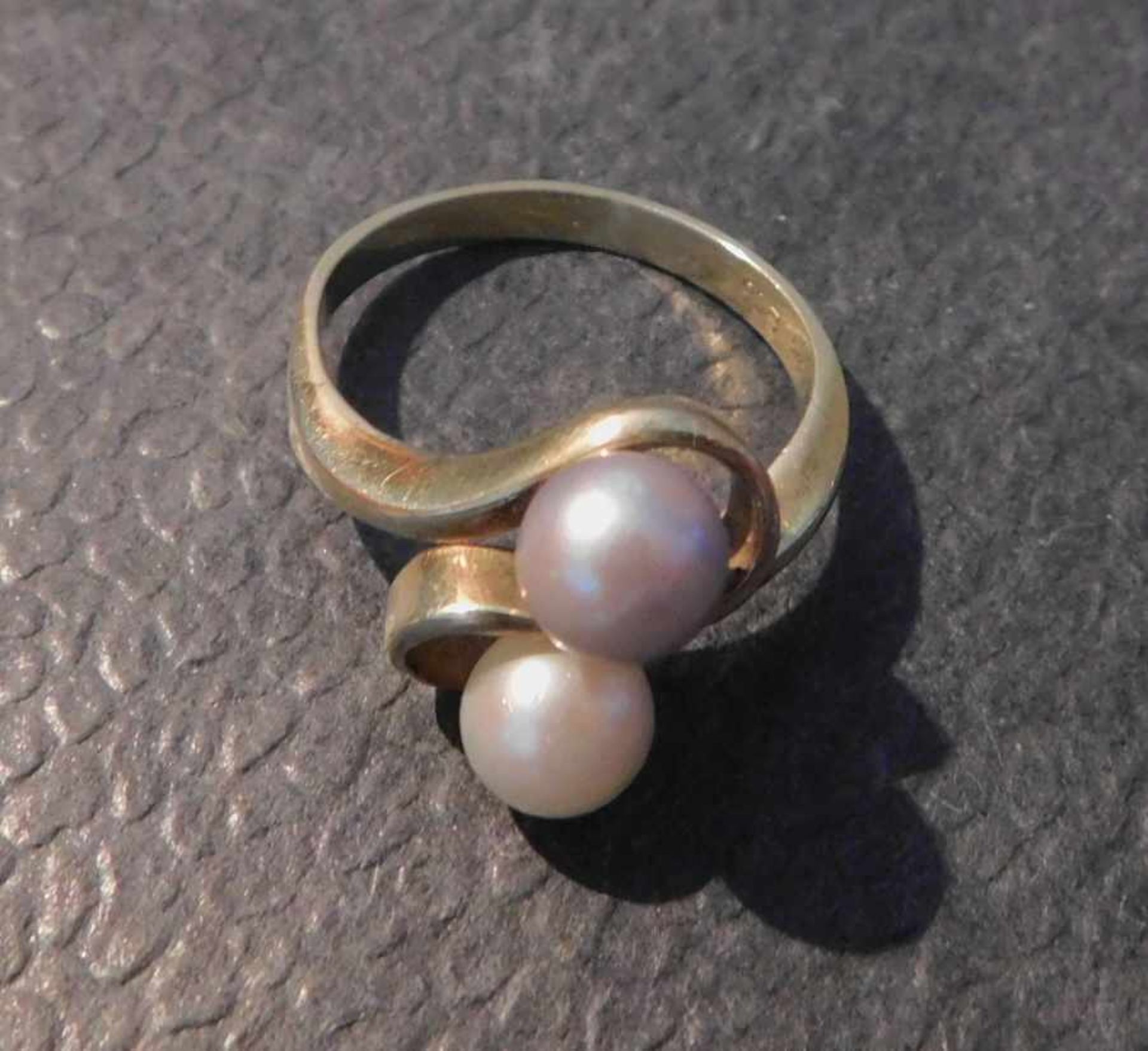 Ring, 2 Zuchtperlen, 585 Gelbgold, 4,8 gsilbergraue und weiße Perle, je Durchmessrer ca. 6,5