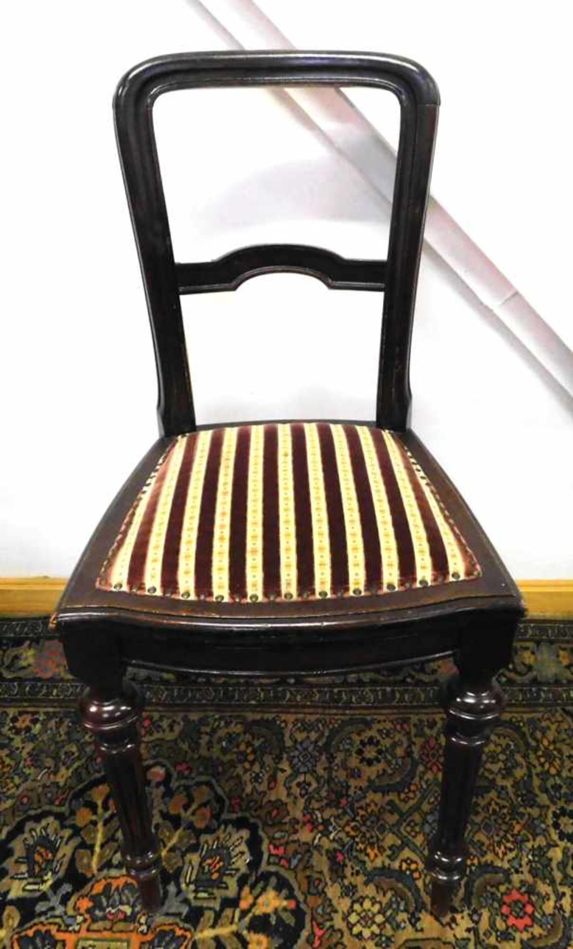 6 Stühle, Spät-Biedermeier um 1875, MahagoniHöhe 91 cm Breite 43 cm und Tiefe 45 cm,leichte - Bild 6 aus 7