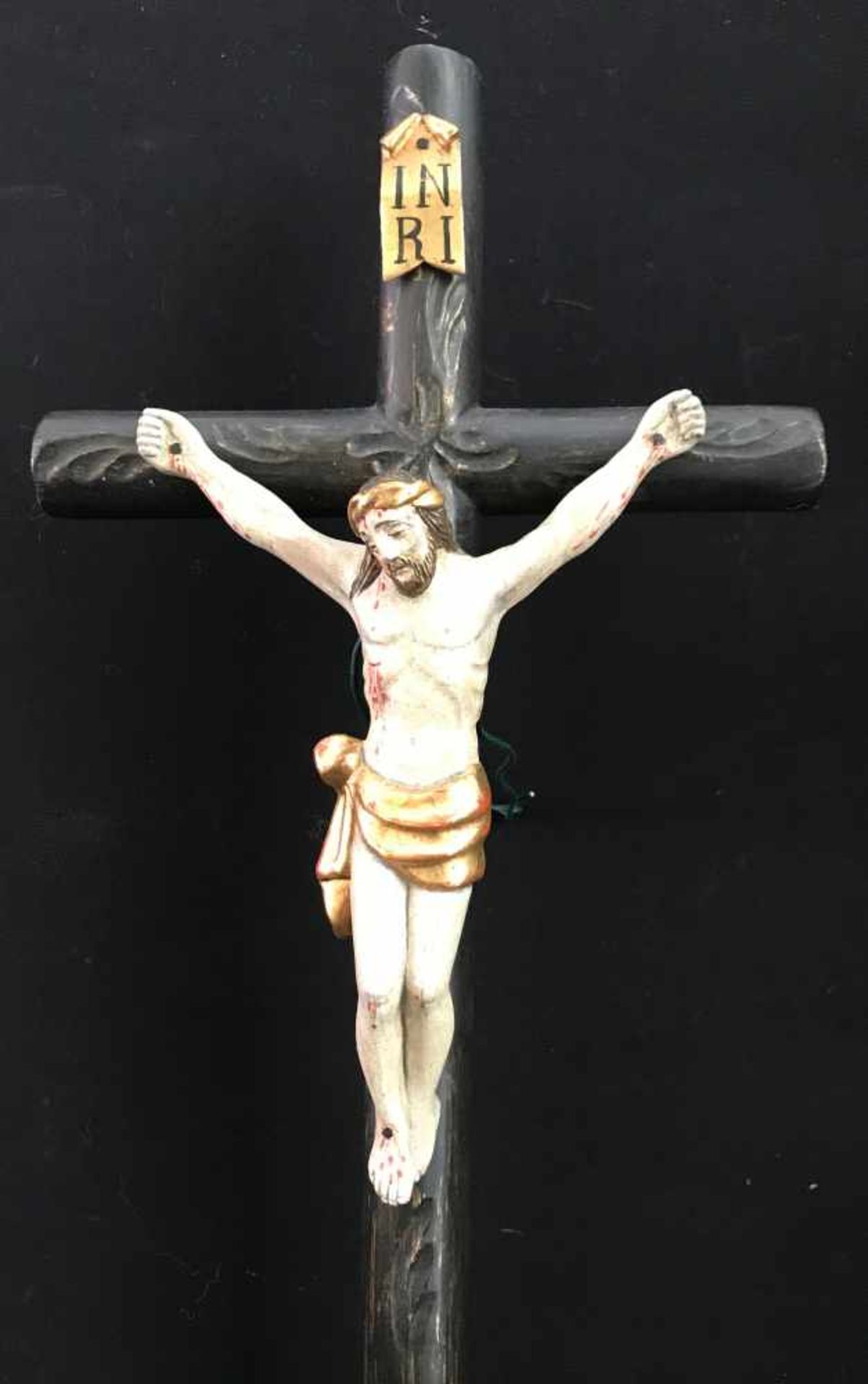 Süddeutsch, 19. Jh., Standkreuz bzw. Kruzifix mit den Assistenzfiguren Maria und Johannes der - Image 3 of 3