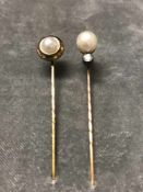 2 Krawattennadeln, 20er Jahre, mit Perle und Altschliff Diamant und mit Perle, 2,86 g