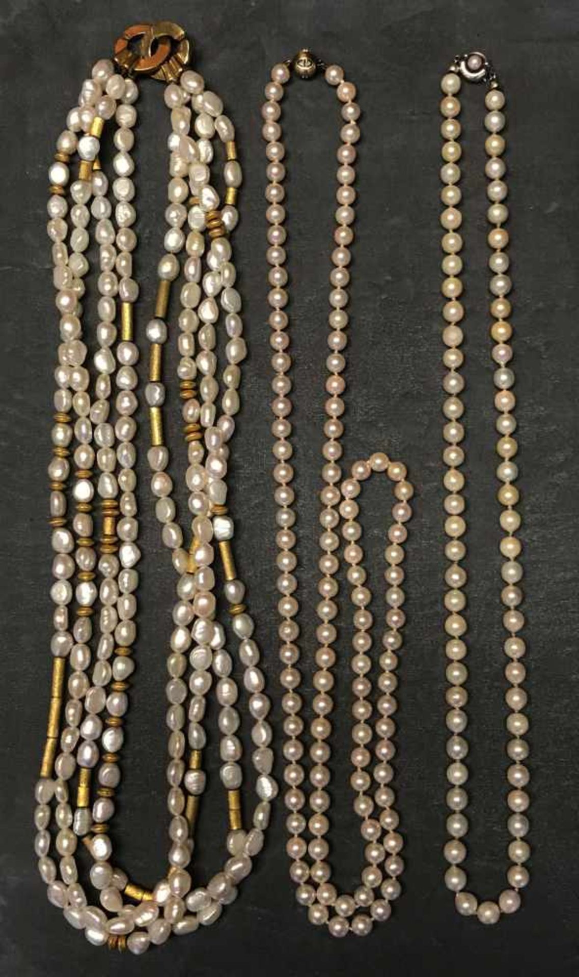 3 Perlenketten: moderne, sehr aparte, viersträngige Süßwasserperlenkette mit vergoldeten