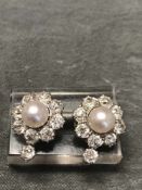 Paar Diamantstecker mit mittiger Perle, 585er GG, sowie 18 Altschliff Diamanten à ca. 3,4 mm, 9,16