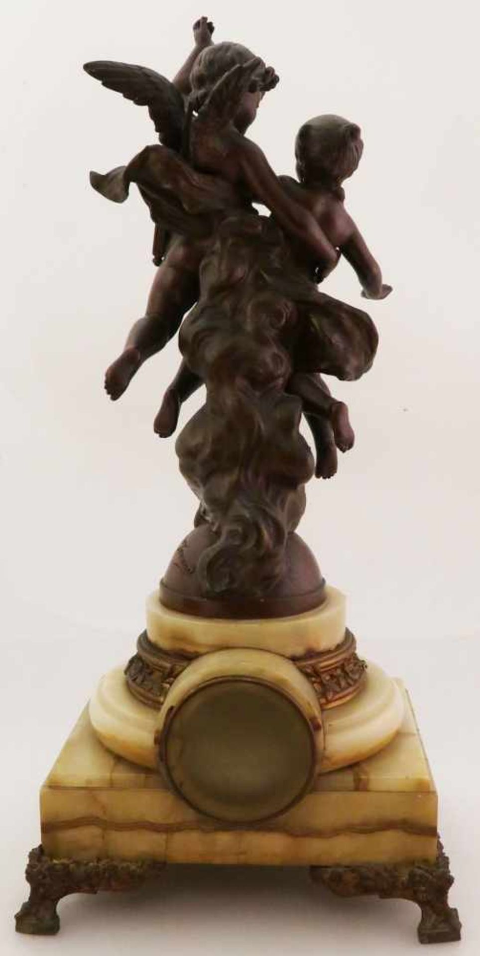 Kaminuhr mit Engeln, 2. H. 19. Jh. Im Achatsockel die Uhr, darüber Bronzegussfigur, Amor mit - Bild 3 aus 8