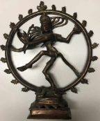 Indische Gottheit, Messingbronze, mit vier Armen, bekrönt, tanzend, in einem flammenden Rad, auf