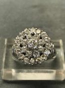 Diamantring mit Blüte, 585er WG (geprüft), zentraler Stein 4,1 mm, zusätzl. 24 Diamanten à ca. 2,4