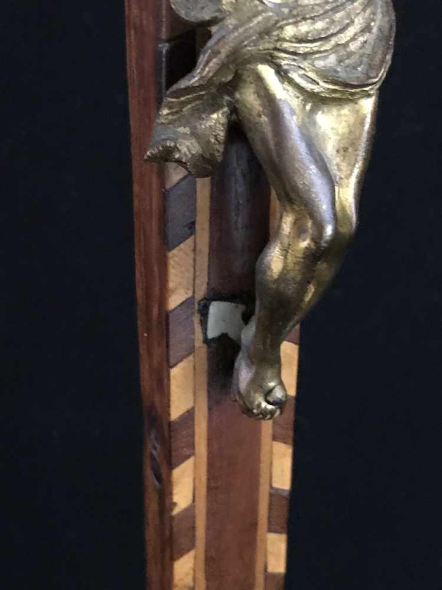 Süddeutsch, 18./19. Jh., Standkreuz bzw. Kruzifix, Holz, intarsiert, farbig gefasst und teils - Image 5 of 8