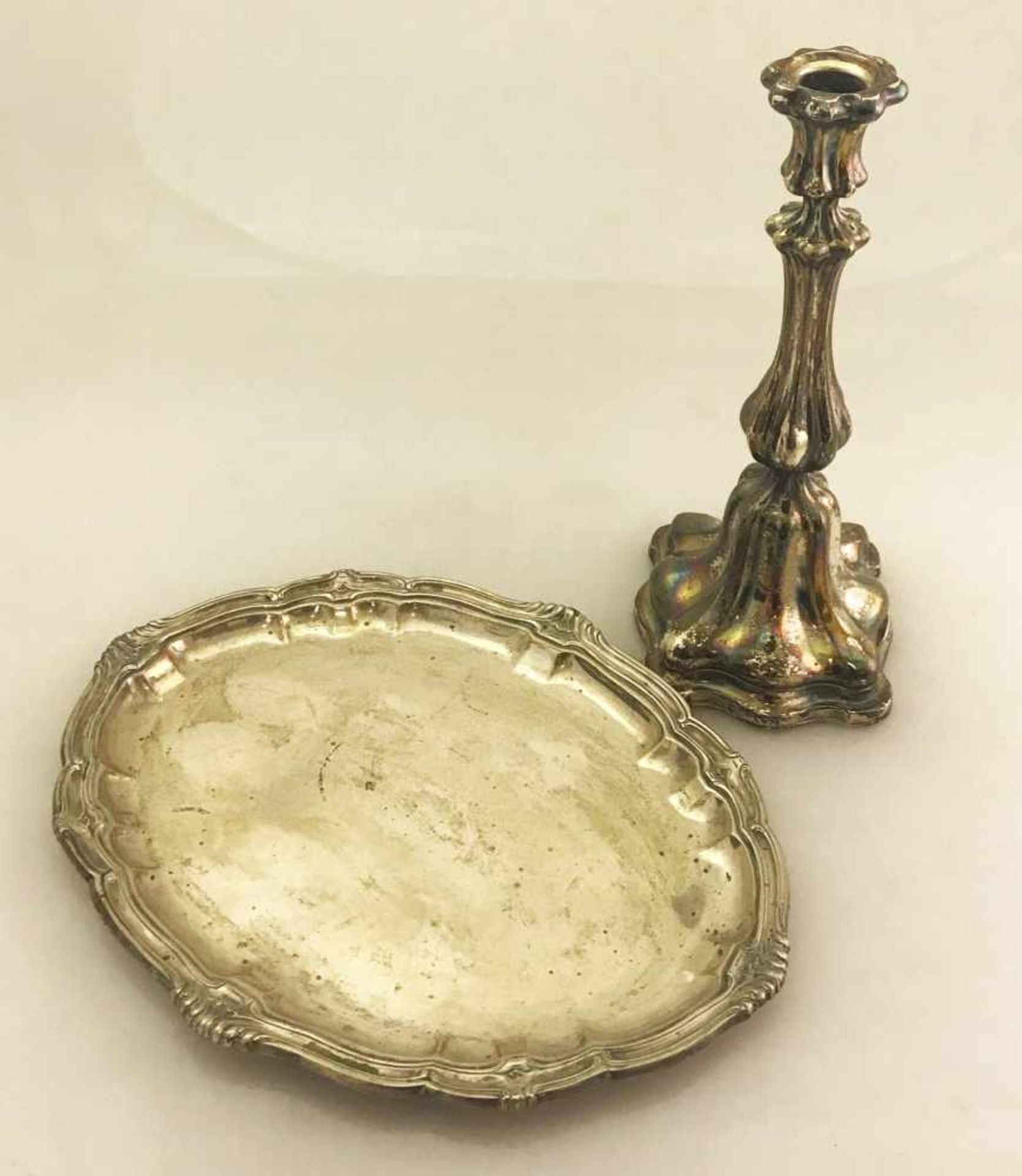 2 Objekte Silber: Tablett, 800er Silber, 547 g; Leuchter, 13-lötig, H. 27,5 cm, gefüllt, beide