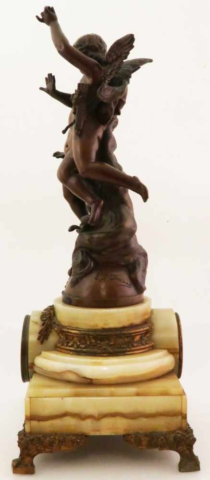 Kaminuhr mit Engeln, 2. H. 19. Jh. Im Achatsockel die Uhr, darüber Bronzegussfigur, Amor mit - Bild 8 aus 8