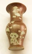 China, 19. Jh., Vase in der Form Yenyen, Porzellan, helle Blumen auf Milchkaffee farbigem,
