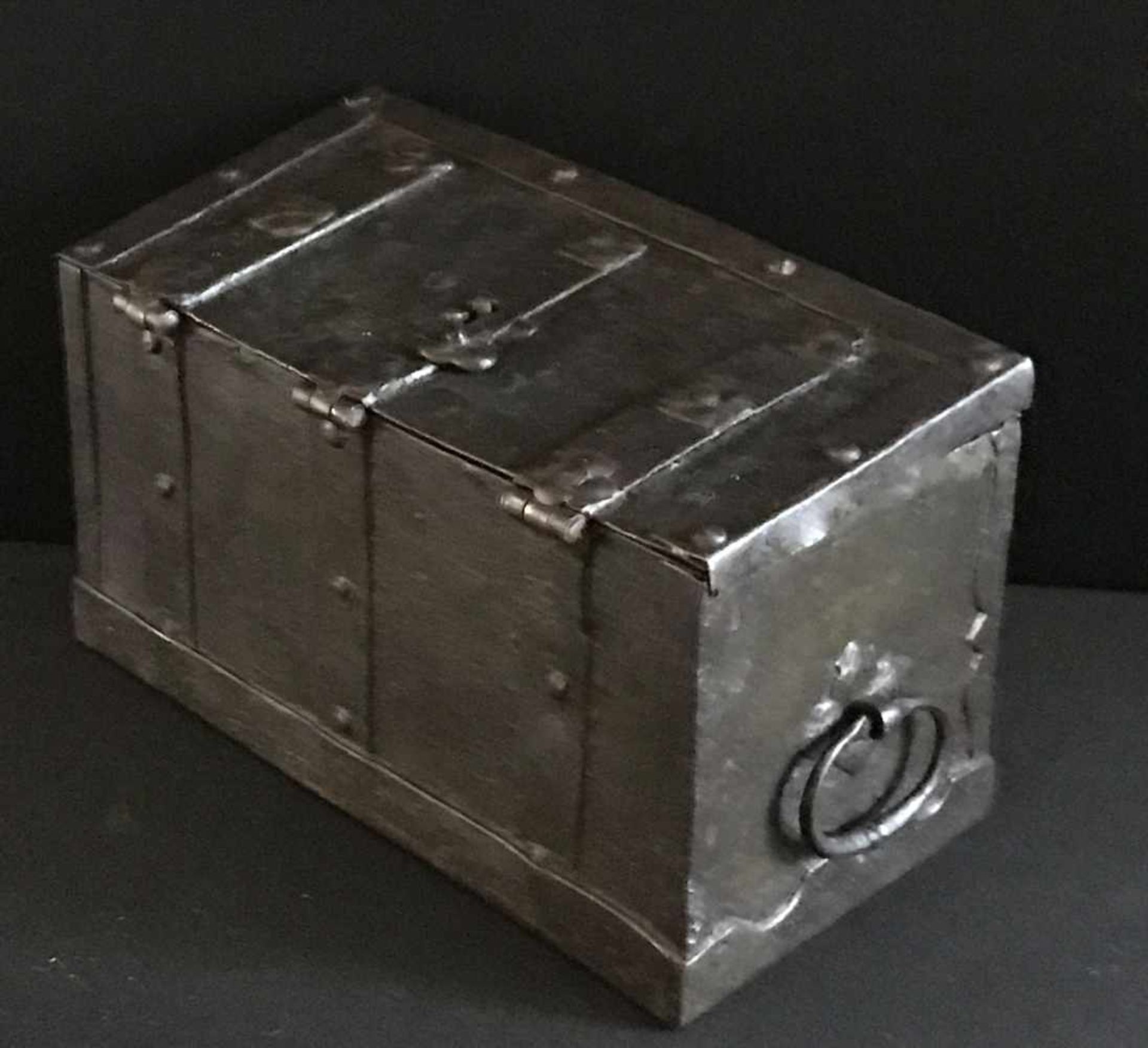 Eisentruhe, 17. Jh., in der Form einer Kriegskasse mit seitlichen Henkeln, im Deckel diverse - Image 2 of 4