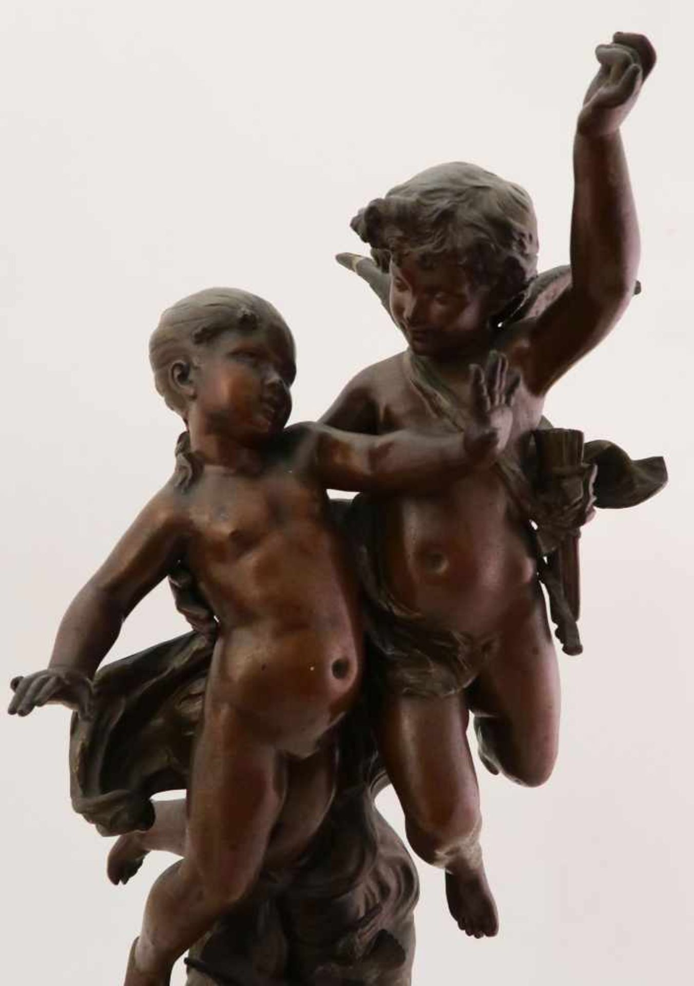 Kaminuhr mit Engeln, 2. H. 19. Jh. Im Achatsockel die Uhr, darüber Bronzegussfigur, Amor mit - Bild 2 aus 8