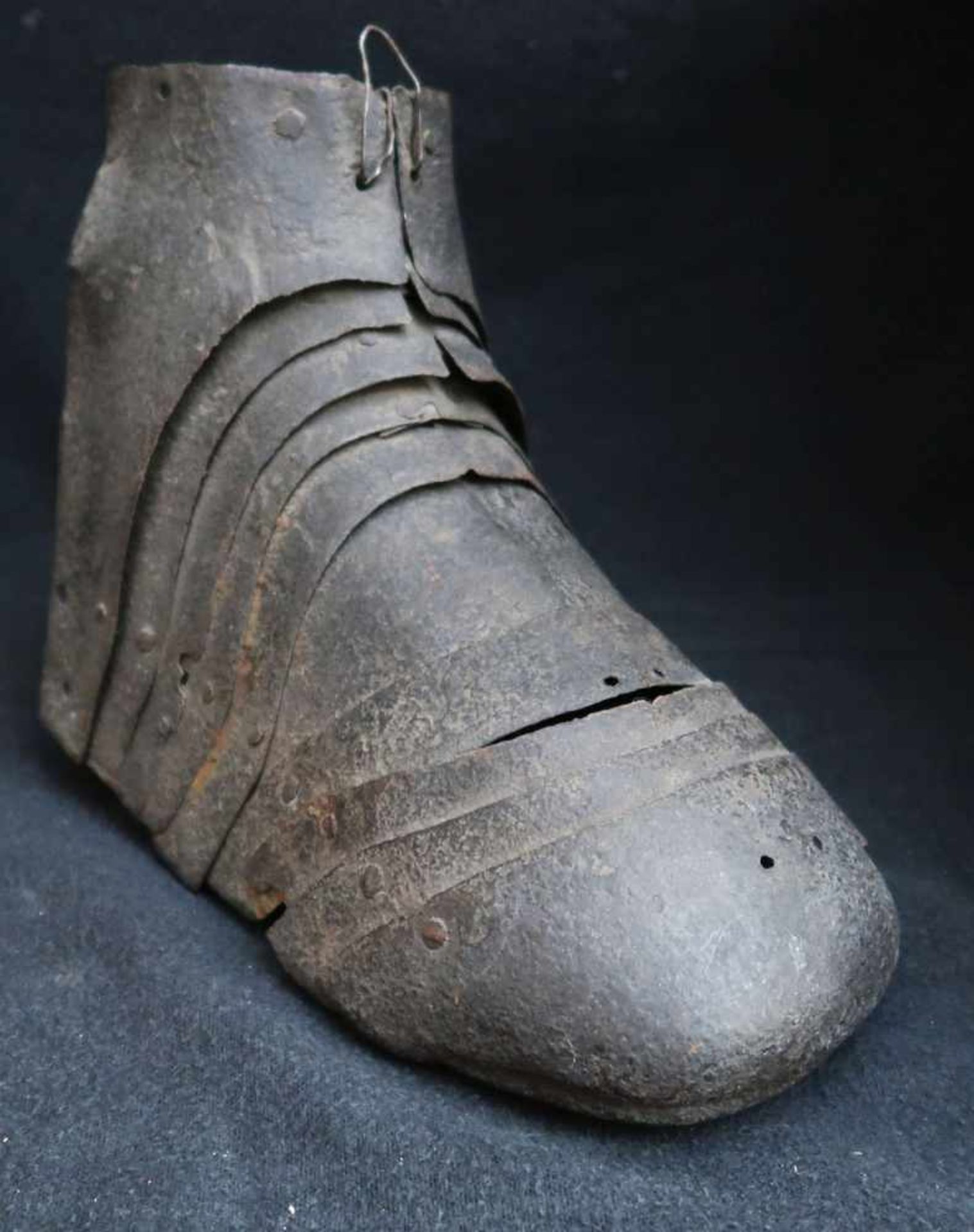 Ritterschuh, wohl 13. Jh / Knight`s shoe / 16 x 20 x 11 cm - Image 3 of 5