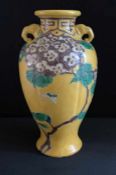 Japan, Vase gelb, Lippe restauriert, Höhe 25 cm