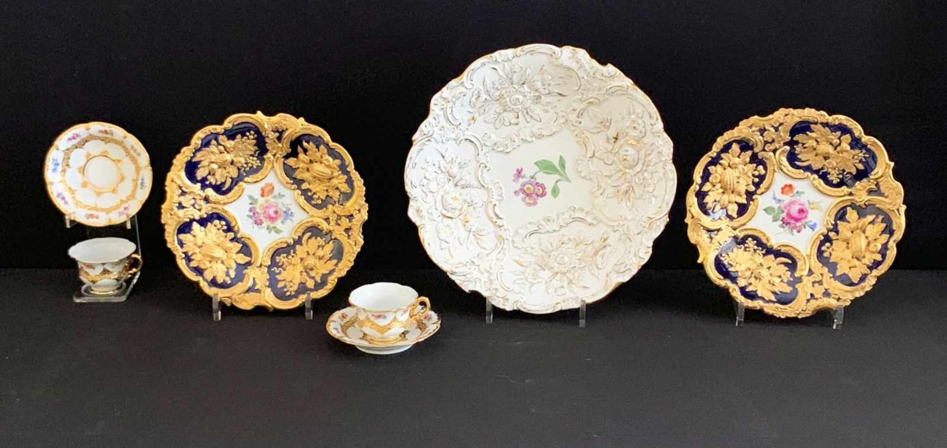 Konvolut Meissen, Prunkteller, Blumendekor, Rocaillerelief, Goldstaffage und -rand, D. 30 cm, 1.