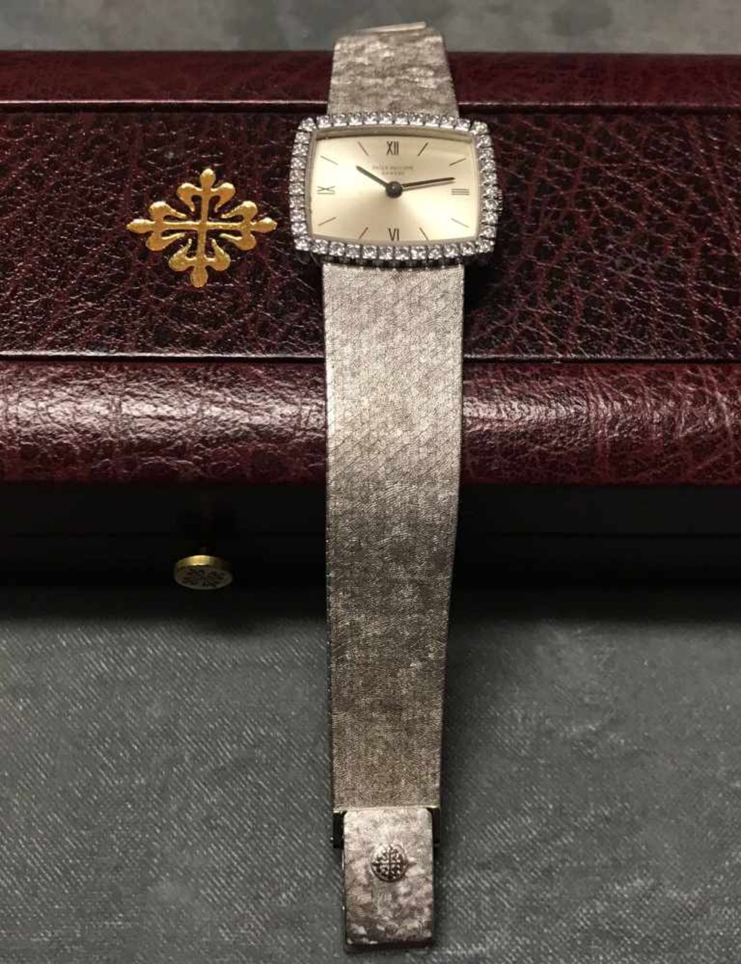 Damenarmbanduhr Patek Philippe, 750er WG, 70er Jahre. Das querrechteckige, silberfarbene Zifferblatt - Image 3 of 5