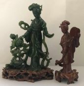 China, 20. Jh., 2 Figuren aus Jaspis bzw. Jade, mit Sockel H. 15 bzw 19,5 cm