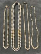 Konvolut aus vier Perlenketten: Doppelreihige Perlenkette mit weißen, gelben und grauen Perlen,