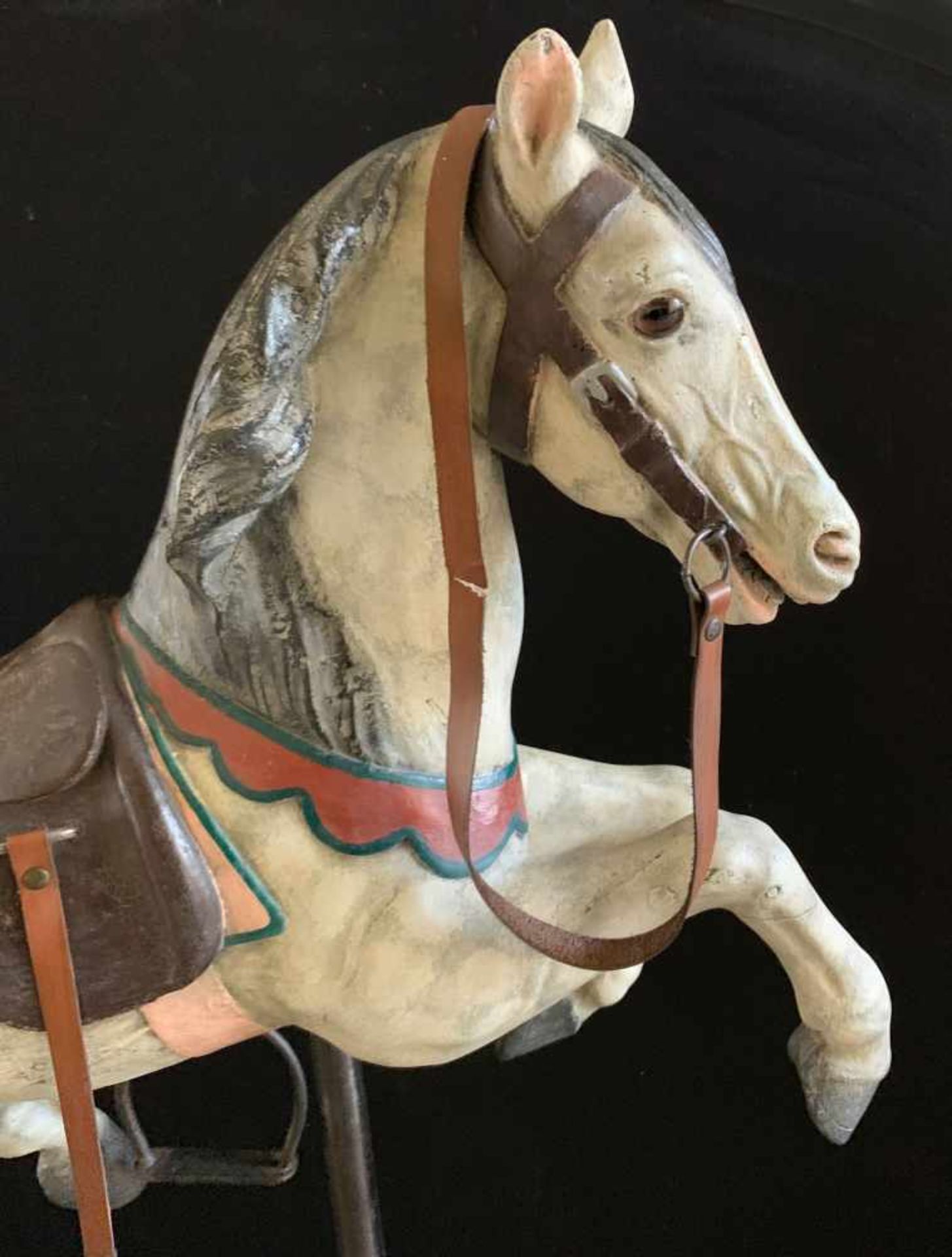 Altes Karussell-Pferd mit Ständer, 1. H. 20. Jh., Holz farbig gefasst, naturalistische Auffassung, - Bild 3 aus 3