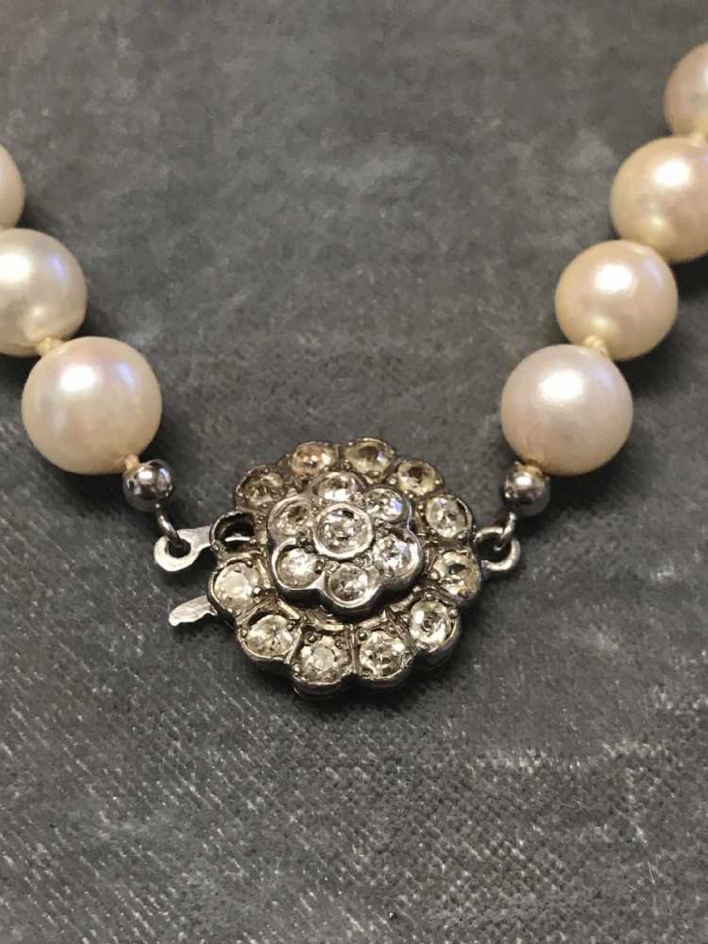 Perlenkette mit blütenförmiger 585er WG Schließe besetzt mit Diamanten (Altschliffe, einer fehlt), - Bild 2 aus 2