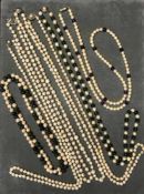 Großes Konvolut Perlenketten, bestehend aus div. Zuchtperlenketten, teils mit Jade bzw. Amethyst