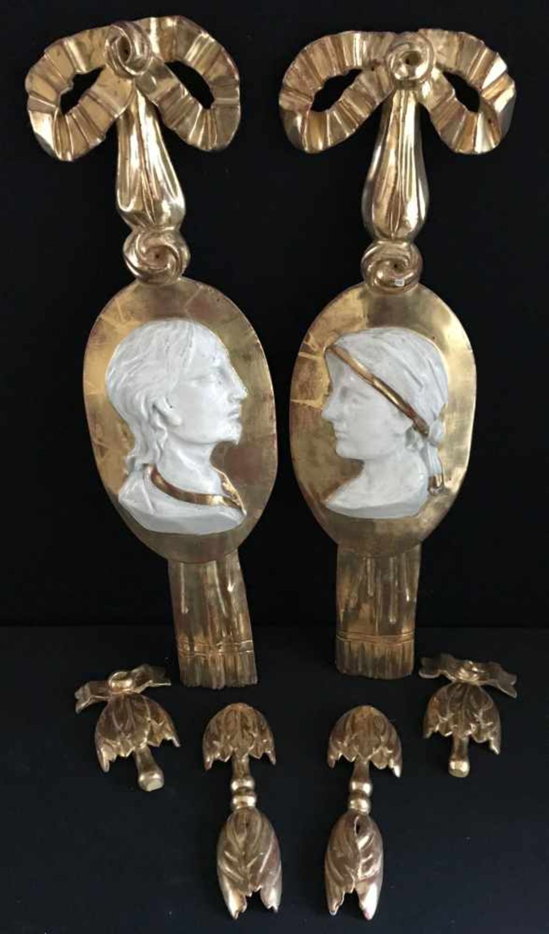 Paar hölzerne Wandappliken, um 1820, mit Porträts im Profil dargestellt sowie vier kleine