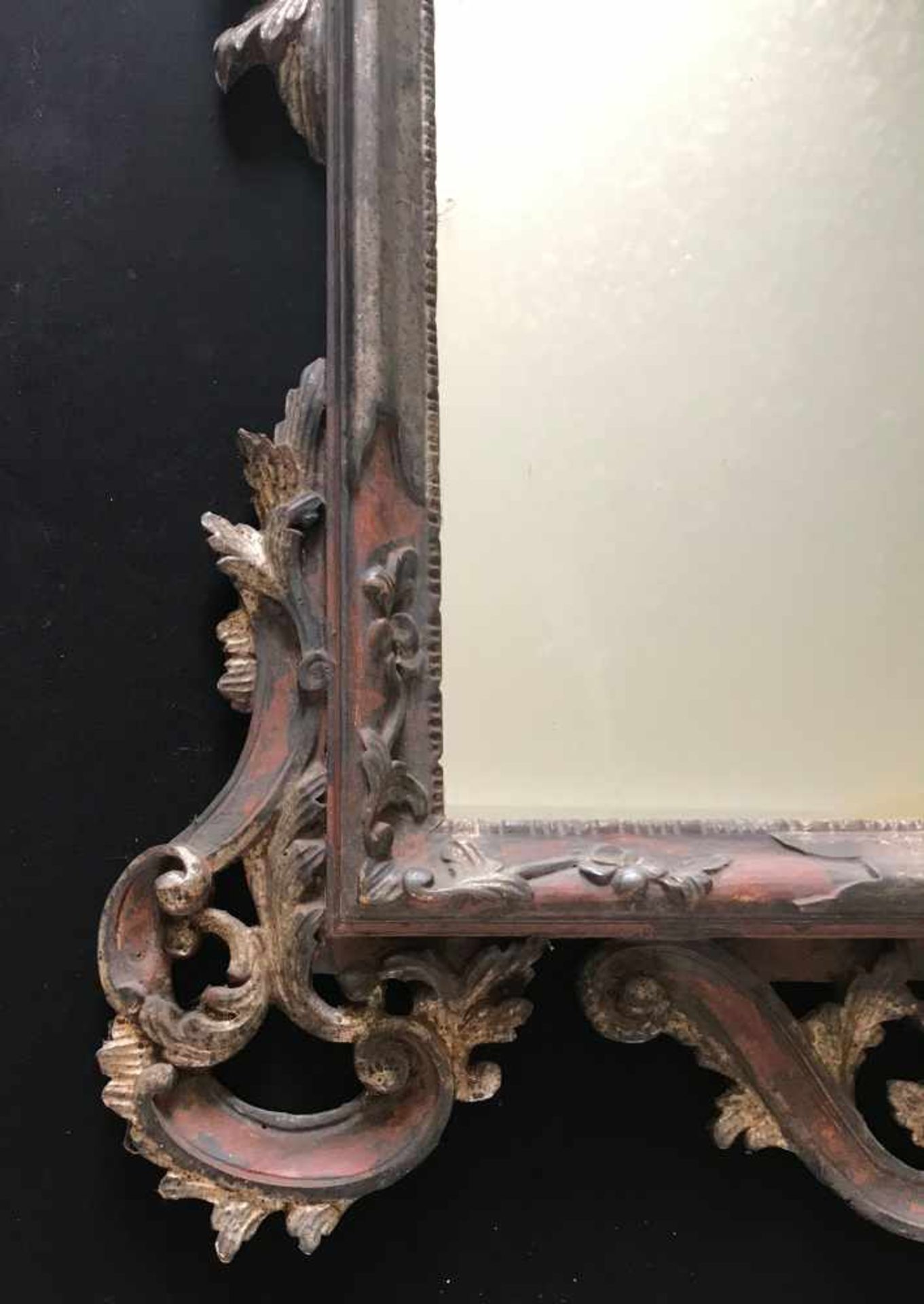 Barock/ Rokoko, 18. Jh., Spiegel in aufwändig geschnitztem Rahmen mit flammender, floraler - Bild 7 aus 9