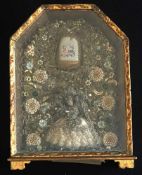 Klosterarbeit, 19. Jh., mit sehr feinen Stickereien, in einem Glasschrein, 37 x 28 cm