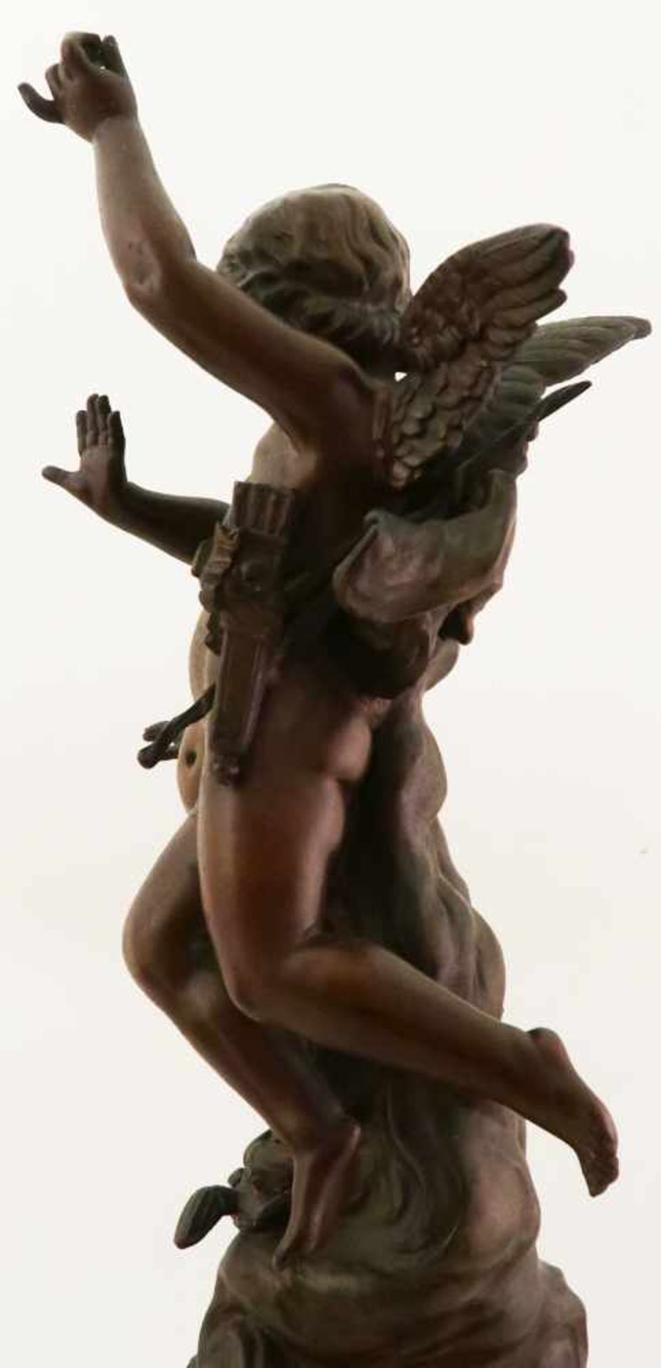 Kaminuhr mit Engeln, 2. H. 19. Jh. Im Achatsockel die Uhr, darüber Bronzegussfigur, Amor mit - Bild 6 aus 8