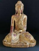 Buddha, Thailand (?), Holz, vergoldet und mit Spiegelblättchen verziert, Altersspuren, Farbverluste,