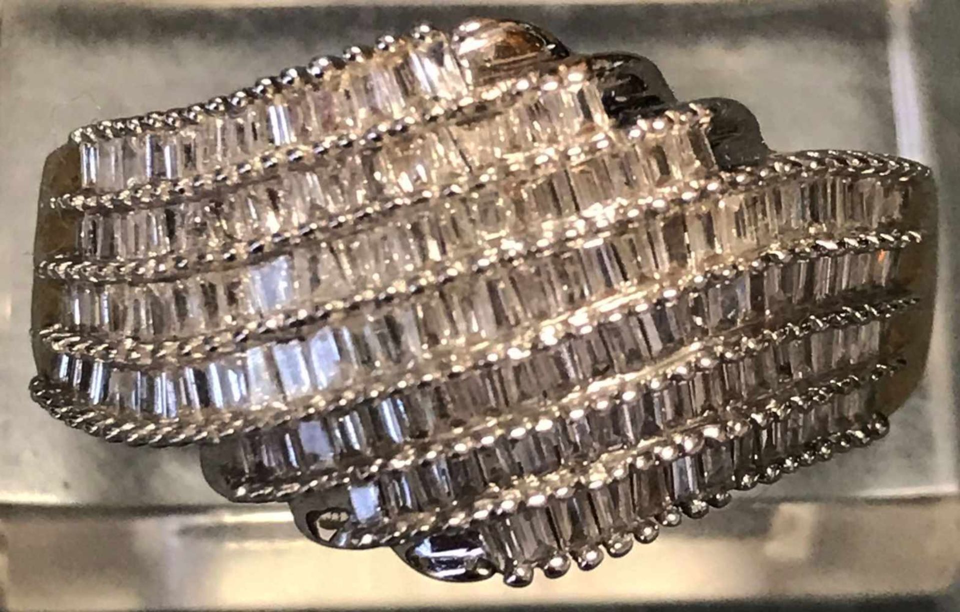 Spektakulärer Damenring, 585er GG, mit ca. 140 Baguette-Diamanten, RG67, 6,29 g - Bild 2 aus 4