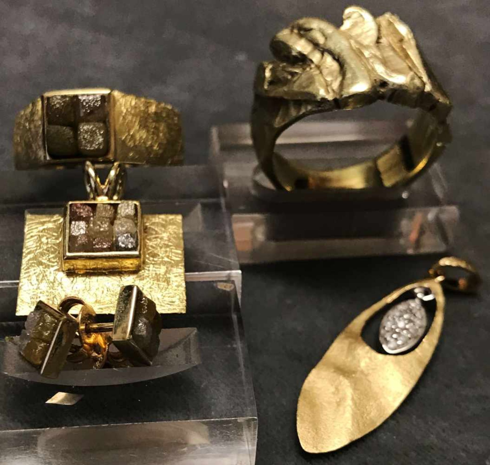 Schmuckset mit Naturdiamanten, 585er GG, bestehend aus: Ring, Anhänger und Ohrringe mit je vier bzw.