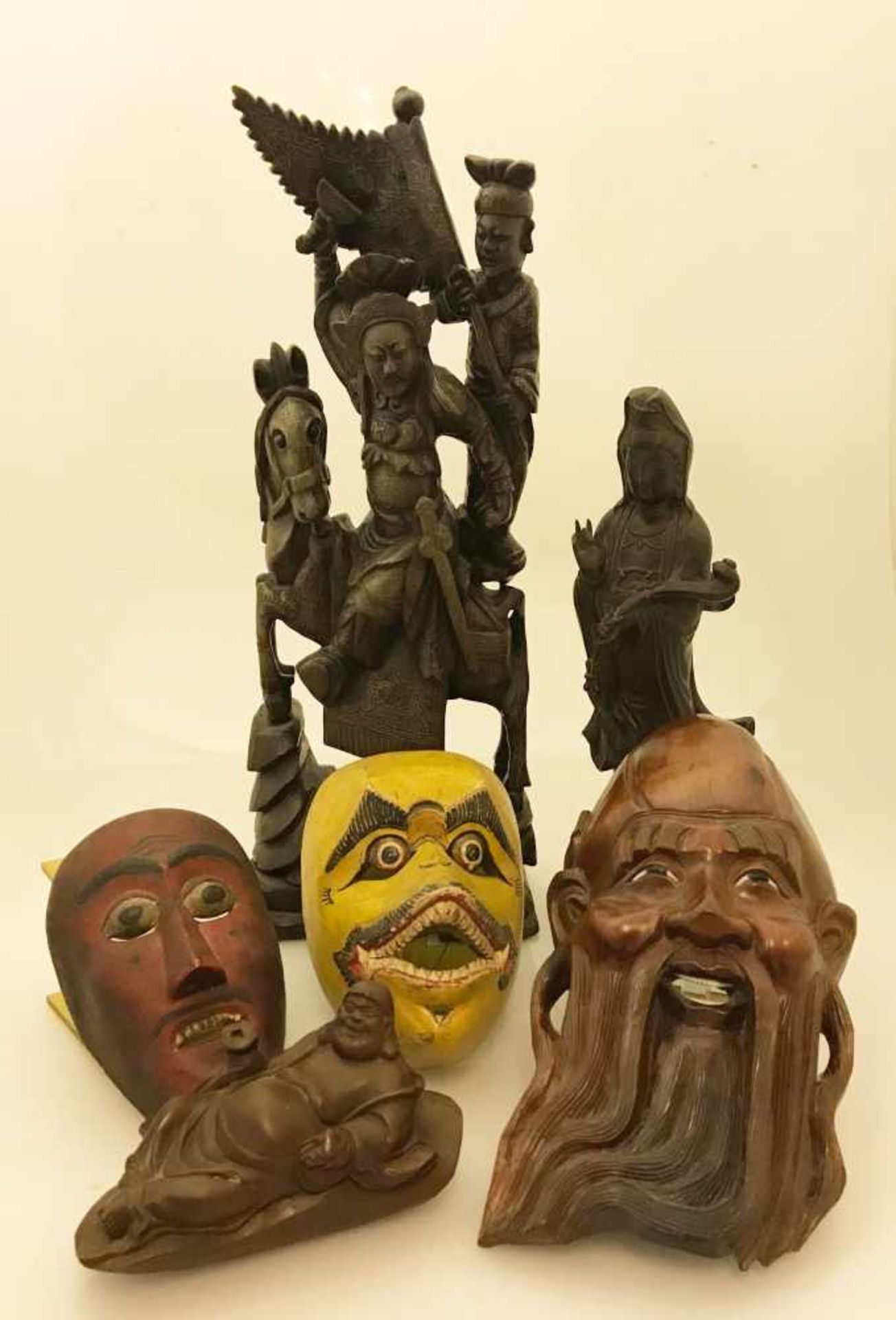 Konvolut 6 Teile Asiatika, Holz: Chinesischer Reiter, Buddha, weibliche Gottheit Guanyin, 2
