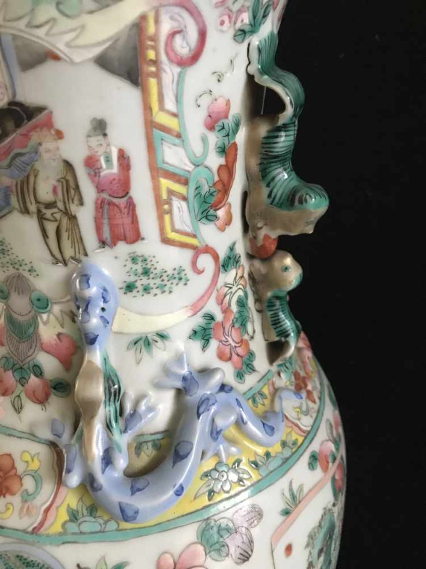 China, 19. Jh., Vase, Porzellan mit Emaille Malerei, Famille Rose. Szenen im Haus, Garten und - Bild 7 aus 8