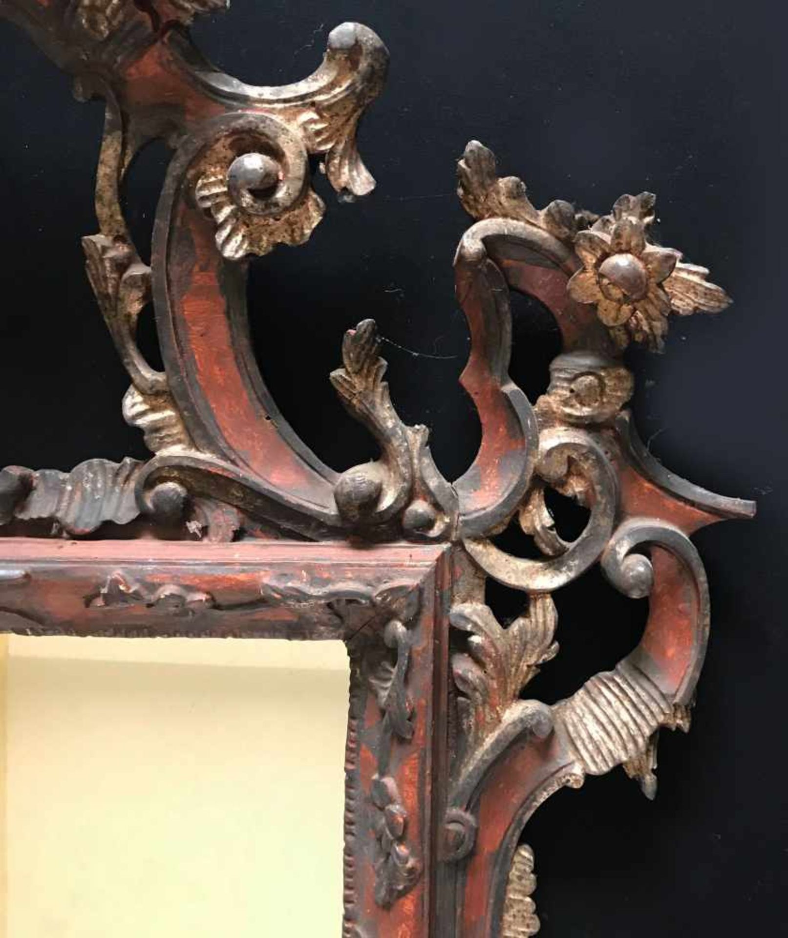 Barock/ Rokoko, 18. Jh., Spiegel in aufwändig geschnitztem Rahmen mit flammender, floraler - Bild 9 aus 9