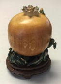 China, Anf. 20. Jh., Granatapfel (Symbol der Fruchtbarkeit), Elfenbein. Auf einem Geäst aus