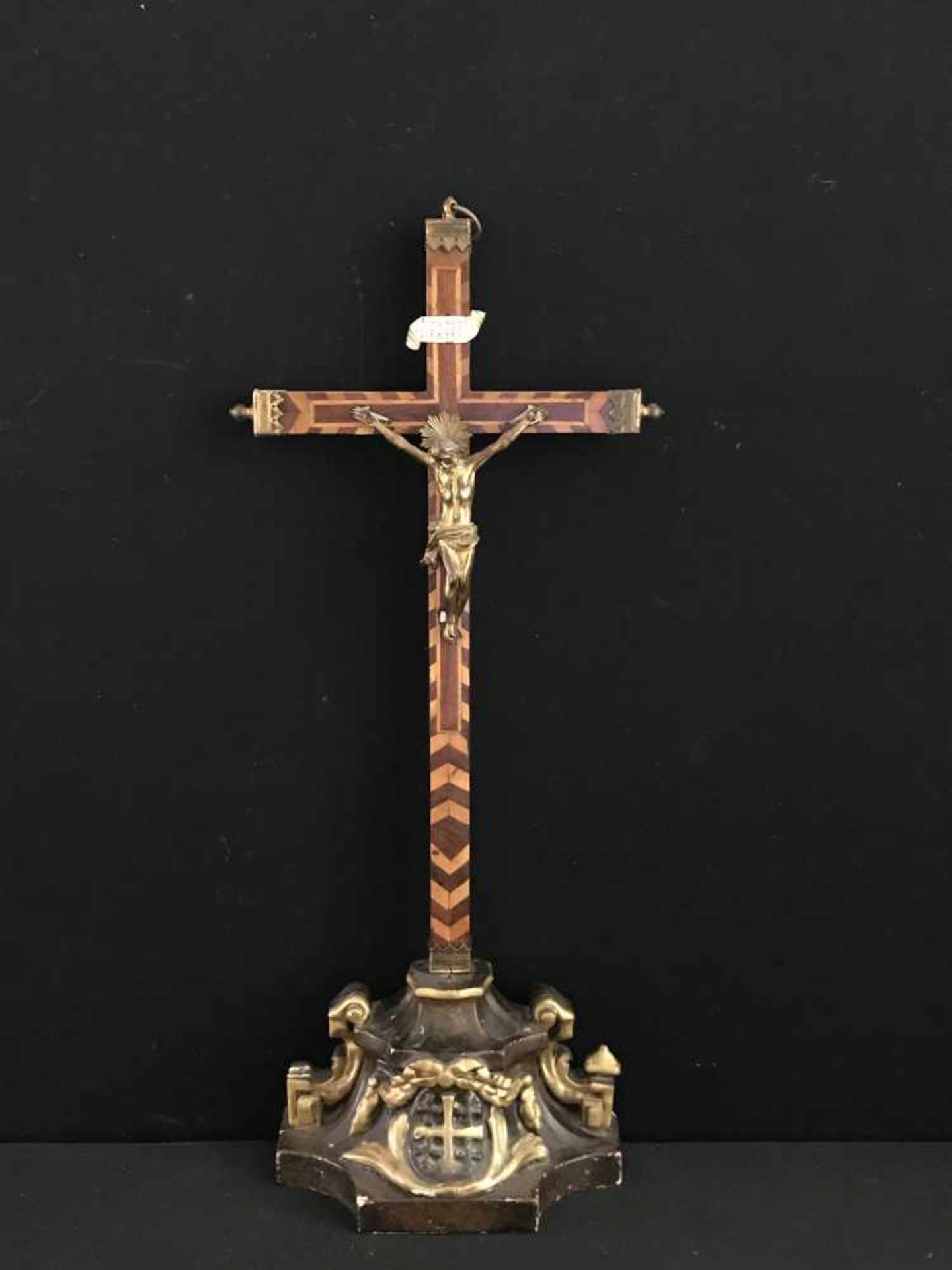 Süddeutsch, 18./19. Jh., Standkreuz bzw. Kruzifix, Holz, intarsiert, farbig gefasst und teils
