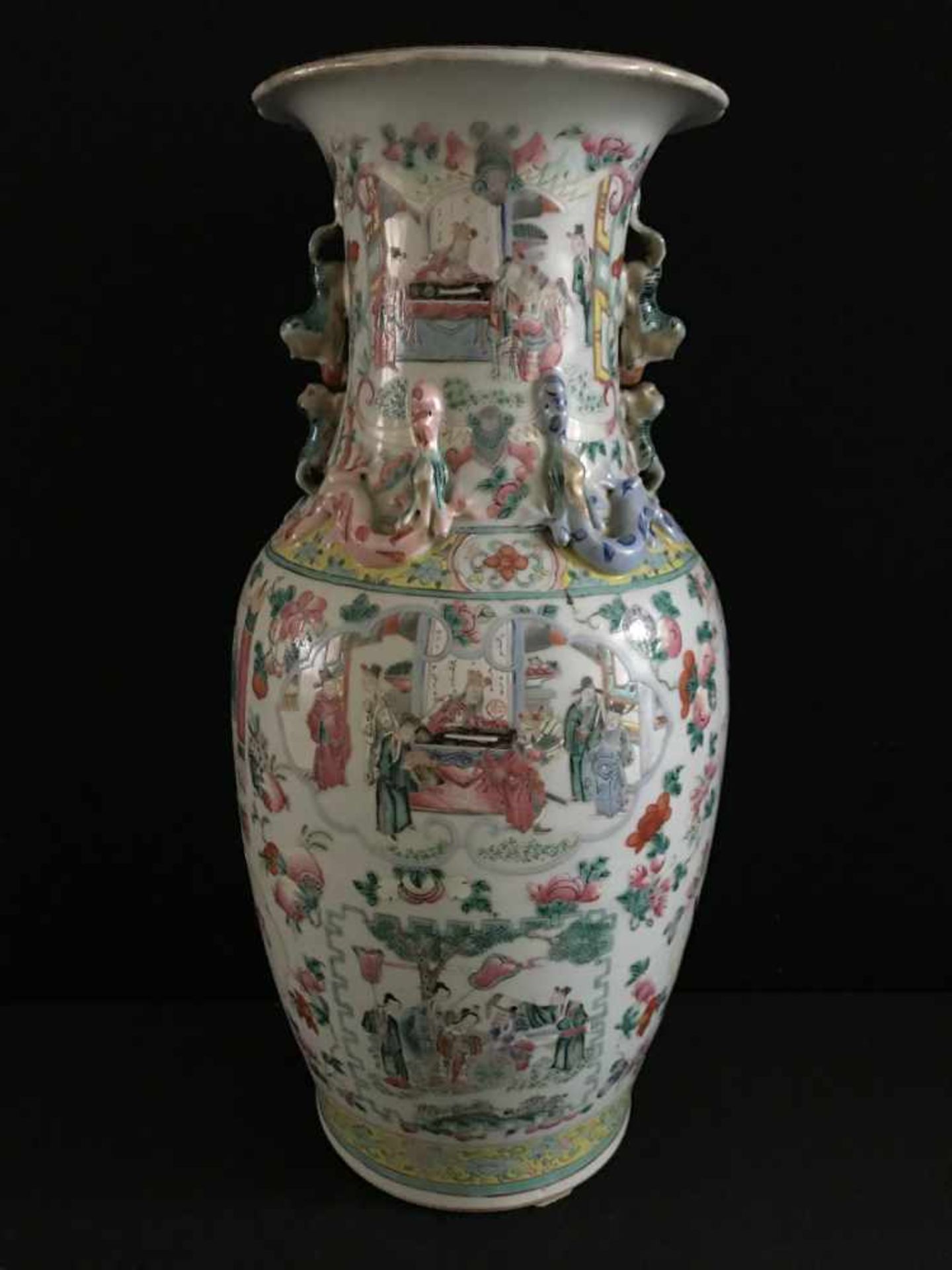 China, 19. Jh., Vase, Porzellan mit Emaille Malerei, Famille Rose. Szenen im Haus, Garten und - Bild 6 aus 8