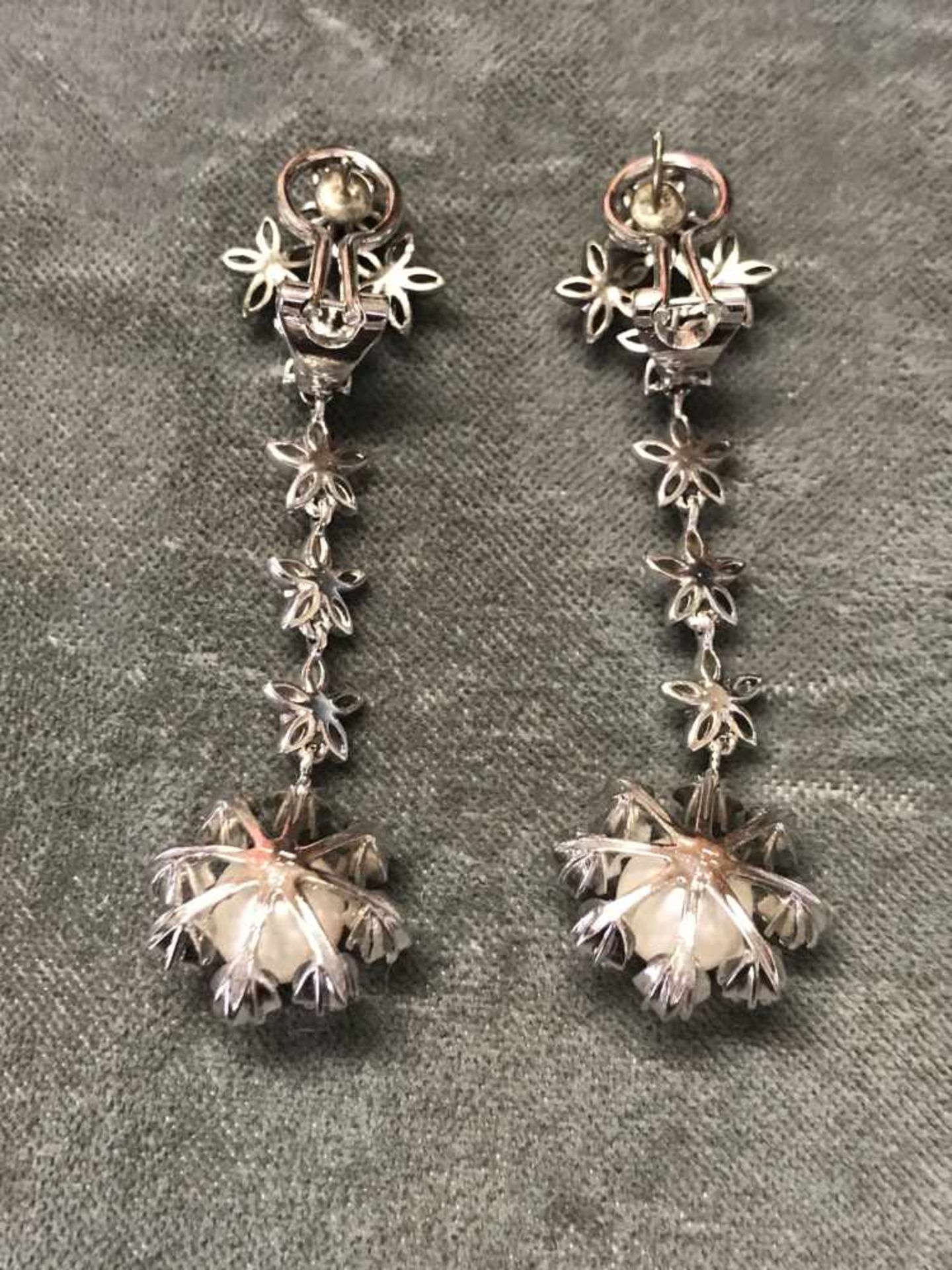 Paar lange, dekorative Ohrhänger, 750er WG (geprüft), mit insg. 30 Diamanten, L. 5,5 cm, 17,2 g - Image 2 of 2