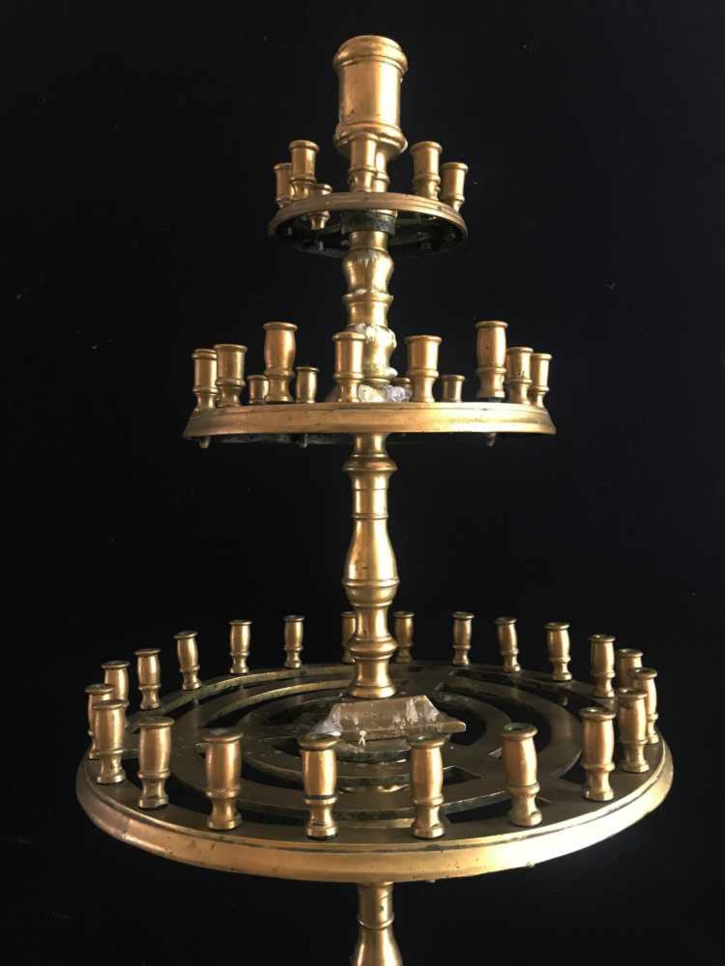 Messingleuchter, 2. H. 19. Jh., mit drei Reihen, auf die eine Vielzahl von kleinen Kerzen - Bild 3 aus 3