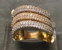 Aufwändiger Ring, 585er GG, mit kleinen Steinen besetzt, RG55, 6,6 g